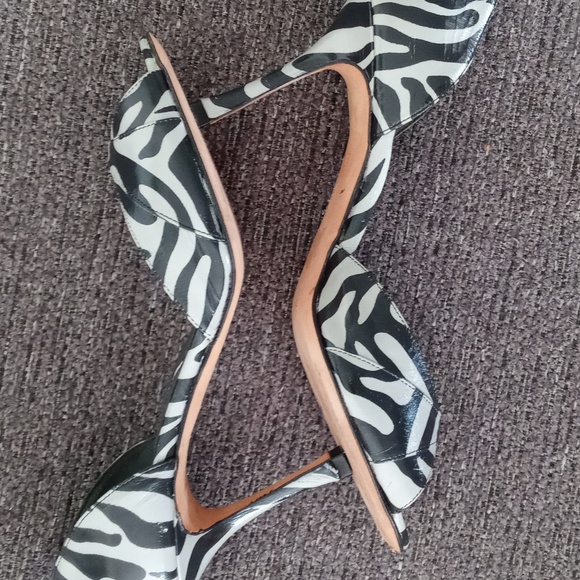 🦓Manolo Blahnik🦓 - Gray/Black Zebra Print Leather D'Orsay Pumps - Picture 9 of 16